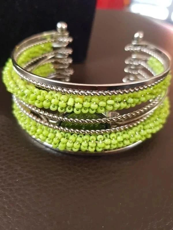 Bracelet argenté et vert avec montre neuve
